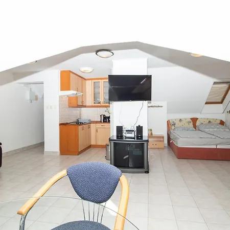 980 - Közvetlen Vízparti Panorámás Egy Légterű, Tágas, Tetőtéri Apartman Kiadó Max 5+1 Főnek Appartamento *
