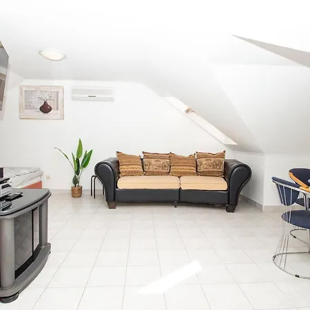980 - Közvetlen Vízparti Panorámás Egy Légterű, Tágas, Tetőtéri Apartman Kiadó Max 5+1 Főnek Appartamento *