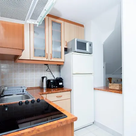 980 - Közvetlen Vízparti Panorámás Egy Légterű, Tágas, Tetőtéri Apartman Kiadó Max 5+1 Főnek Balatonoszod
